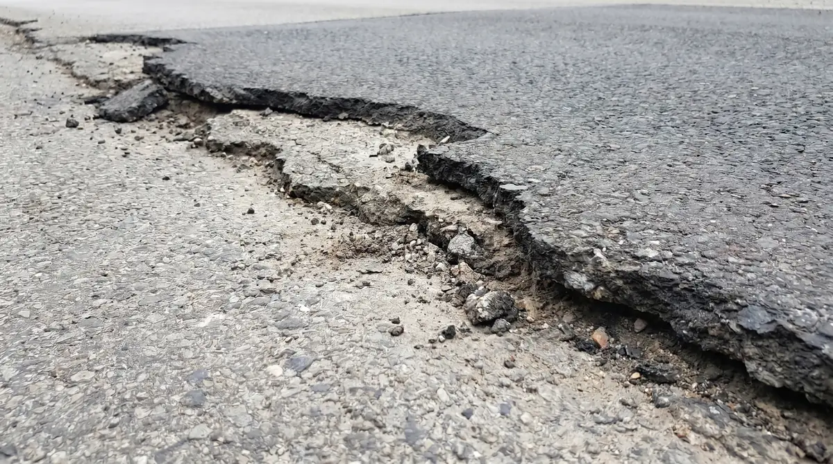 Asphalt overlay delaminating and separating from layer below — result of missing tack coat